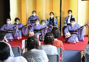息の合った演奏を披露する徳島佐苗会・青の会=徳島市の徳島城博物館