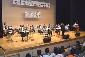 小中高生らが迫力ある演奏を披露したやまももフェスタ＝小松島市ミリカホール