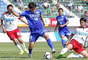 後半、今季初得点を決めた徳島の佐藤（左から２人目）が果敢に追加点を狙う＝鳴門ポカリスエットスタジアム