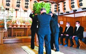 サカキを床に打ち付ける総代=美波町赤松の赤松神社