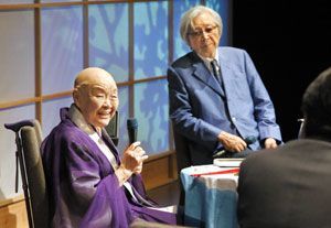 戦後７０年をテーマに意見を交わす寂聴さん（左）と山田監督＝アスティとくしま
