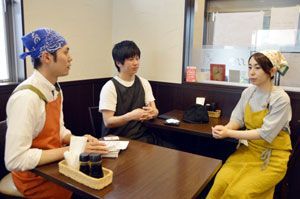 活動について話し合う「ＴＩＭＥ徳島栄養士団体」メンバー＝徳島市のカフェ