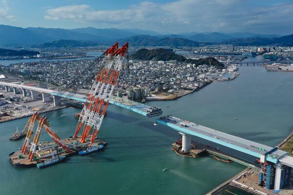 新町川橋、最後の橋桁設置完了／徳島南部自動車道・沖洲ー津田間