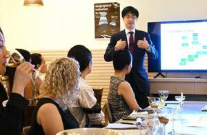 　ニューヨークで開かれた日本酒類セミナーで講師の竹久健さん（奥）の話を聞く参加者＝２９日（共同）