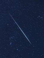 オリオン座の近くに姿を現した流星＝午前１時３６分（吉野川市川島町川島から撮影）