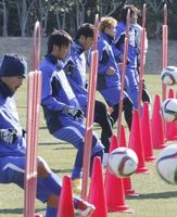 サーキットトレーニングなどでフィジカル強化に励む徳島の選手たち＝宮崎市の県総合運動公園ラグビー場