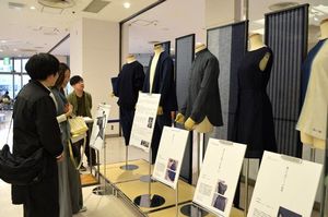 藍染作品８点が並んだ「はじめまして、藍の装い展」＝徳島市のそごう徳島店