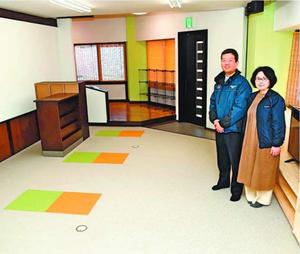 七田所長(左)が整備した多目的施設「ファミリースペース富田」=徳島市伊月町6