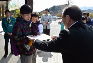 遠藤市長から認定証を手渡される福田さん親子＝徳島市のとくしま動物園