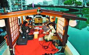 三味線の調べを響かせる屋形船=徳島市の新町川