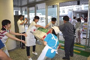 日赤から届いた支援物資を運ぶ町職員ら＝那賀町和食郷の鷲敷体育館