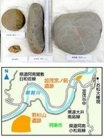 加茂宮ノ前遺跡から出土した石臼（右）と石杵（中）と磨石（左上）、辰砂原石（左下）