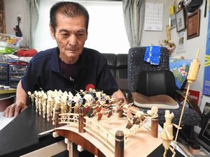 娯茶平結成７０年を記念し、踊り子の竹細工を制作した松田さん＝徳島市南矢三町３の自宅