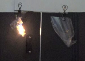 徳島市消防局が行った燃焼実験（着火約20秒後）。左側のポリエチレン製のシートは瞬く間に燃え広がった。（同局提供）