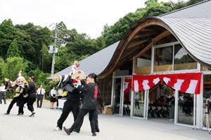 完成した赤松防災拠点施設の前で三番叟を披露する赤松座のメンバー＝美波町赤松