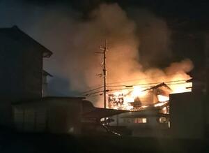 　徳島県北島町で燃える住宅＝６日午前３時ごろ（近隣住民提供）