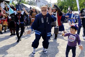 蜂須賀まつりで子どもと一緒に踊る四宮さん＝徳島市の徳島中央公園鷲の門広場