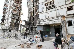 　ウクライナ・マリウポリの破壊された住宅＝１３日（タス＝共同）
