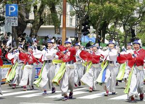 高知市で開幕した「2022よさこい鳴子踊り特別演舞」＝10日午後