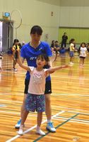 元五輪選手の岩田さんから、ラケットの振り方を教わる児童＝松茂町総合体育館