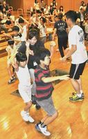 蜂須賀連の踊り子に指導を受ける子どもたち＝徳島市の阿波おどり会館