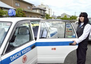 昼間勤務や固定給制を生かして働く女性運転手＝徳島市の徳島第一交通