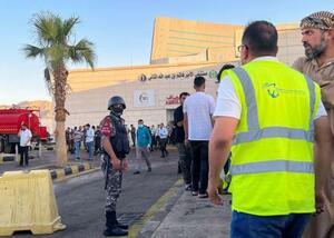 　ガス漏れが発生した後、病院の前に詰めかけた人たち＝２７日、ヨルダン南部アカバ（ロイター＝共同）