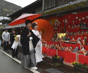 道沿いをひな人形で飾る「坂本おひな街道」＝２０１５年３月、勝浦町坂本