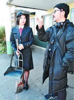 主役の村上さん(左)に演技指導をする菱川監督=南小松島駅