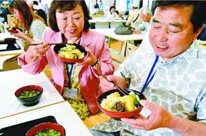 小松島みなと食堂でハモ天丼を味わう客=小松島市立江町の「みはらしの丘あいさい広場」