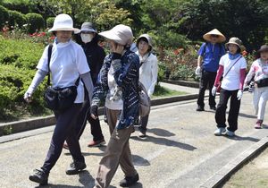 会話を楽しみながら歩く「きっかけウオーキング」参加者＝徳島中央公園