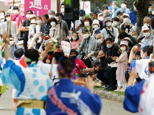 熱気あふれる踊りを間近で楽しむ大勢の観客=徳島市の徳島中央公園