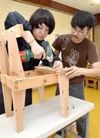 被災地へ寄贈する椅子を製作する神奈川大生ら＝美波町恵比須浜の町文化交流施設
