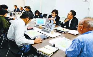 阿波踊り事業の進捗状況を会議で報告する社員=東京都港区のキョードー東京