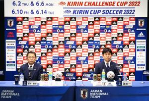 　サッカーの強化試合に臨むメンバーを発表した日本代表の森保監督。左は日本サッカー協会の反町技術委員長＝２０日（（Ｃ）ＪＦＡ）