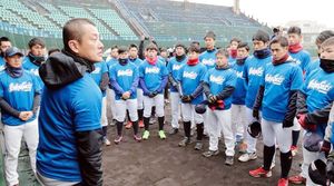 練習前、選手に指示を出す石井新監督＝ＪＡバンク徳島スタジアム
