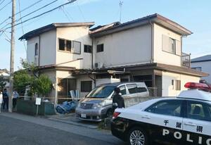 　男性が刃物で刺された現場の住宅＝１５日午後５時２９分、千葉県君津市