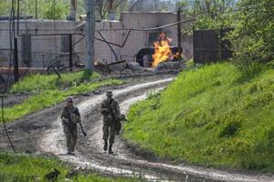 　１３日、ウクライナ東部ハリコフ郊外で警戒するウクライナ兵（ゲッティ＝共同）