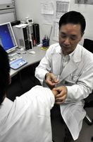 インフルエンザワクチンを接種する医師＝徳島市の伊月病院