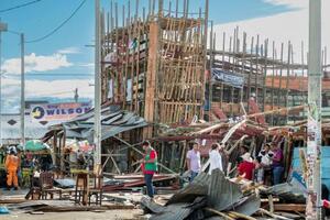 　２６日、南米コロンビア中部トリマ州エスピナルで客席が崩壊した闘牛会場（ロイター＝共同）