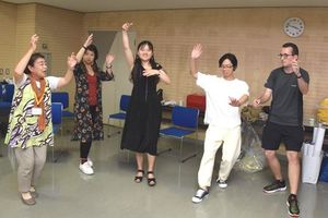 協会員(左端)から踊りを教わる留学生=松茂町広島の町総合会館