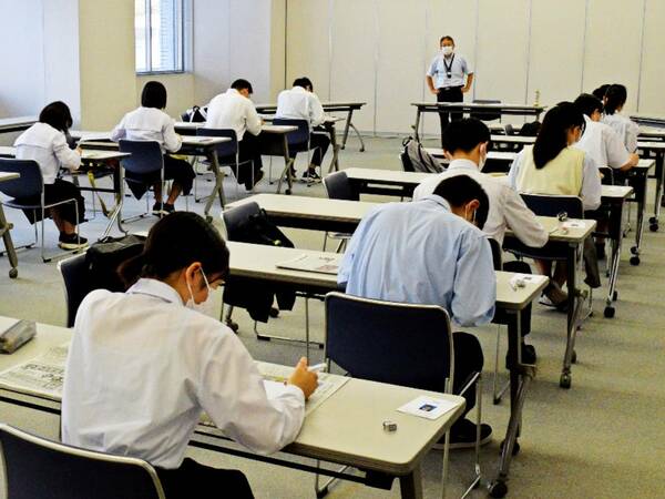 徳島ハート奨学金、選考試験に13人挑む