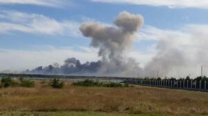 　９日、クリミア半島にあるロシア軍基地の方向から上がる煙（ロイター＝共同）