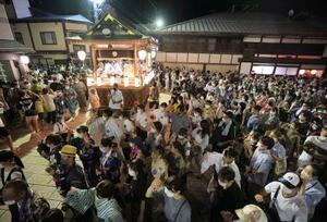 　「郡上おどり」の「徹夜おどり」が３年ぶりに始まり、浴衣姿で踊る大勢の人たち＝１３日夜、岐阜県郡上市