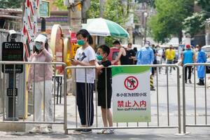 　柵で封鎖された通り＝２４日、北京（共同）