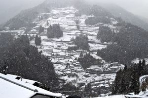 雪化粧した三好市東祖谷の落合集落＝１２日午後３時ごろ