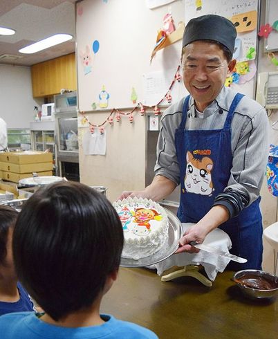 一足早いクリスマス 児童養護施設にケーキ贈る 県洋菓子協会 喜んでもらえてうれしい 徳島の話題 徳島ニュース 徳島新聞