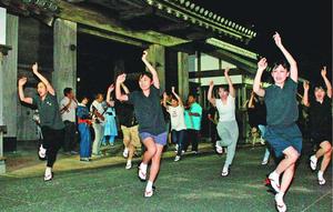 真剣な表情で練習する水玉連の踊り子=徳島市の徳島中央公園鷲の門前