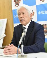 記者会見で辞職を表明する浜田市長＝20日、小松島市役所