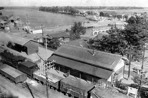 蒸気機関車が引く貨物列車が停車中の阿波赤石駅＝1958(昭和33)年、本社所蔵写真
